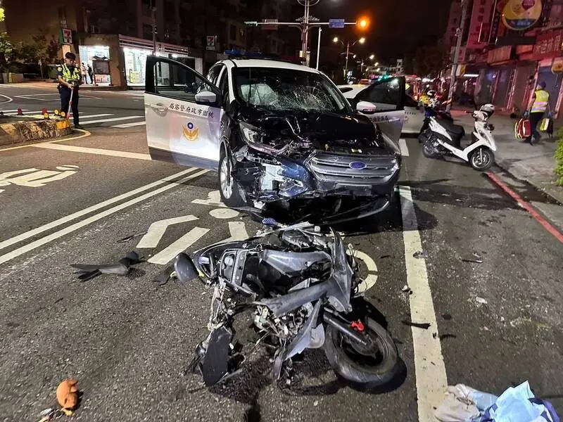 ▲今天凌晨桃園一名男騎士見到巡邏員警後，疑似心虛拒檢逃逸，最後撞到警車骨折落網。（圖／警方提供）