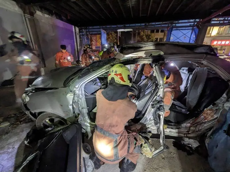 ▲消防人員將受困民眾救出。（圖／翻攝畫面）