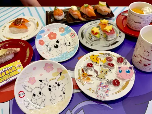 ▲壽司郎「寶可夢」聯名7款周邊商品一次看。（圖／記者蕭涵云攝）