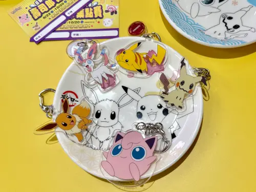 ▲5款「寶可夢壓克力吊飾」。（圖／記者蕭涵云攝）