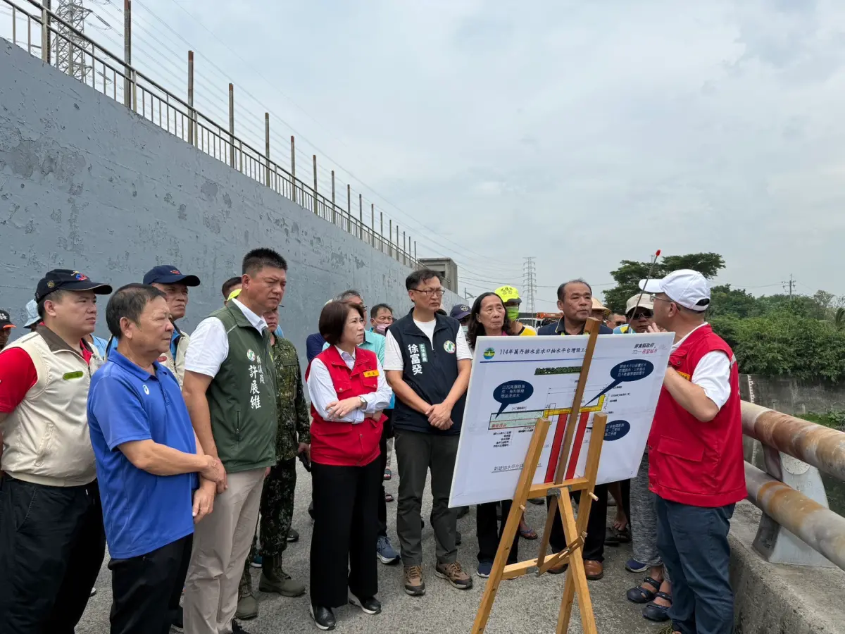 ▲周春米前往新園、萬丹抽水站巡視，確認防災整備與抽水機運轉正常。（圖／屏東縣府提供）