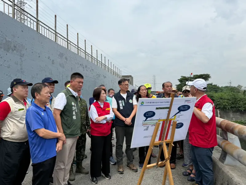 ▲周春米前往新園、萬丹抽水站巡視，確認防災整備與抽水機運轉正常。（圖／屏東縣府提供）