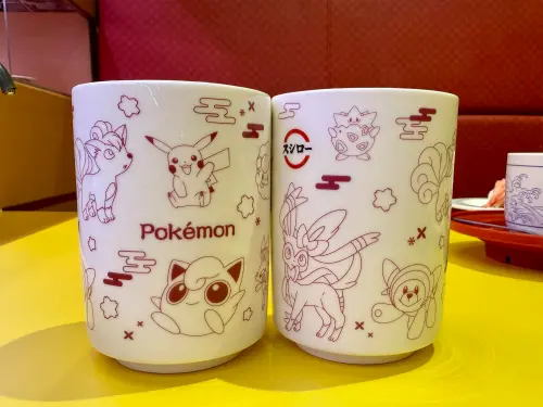 ▲台灣壽司郎「寶可夢日式湯吞杯」，整個杯身都是寶可夢主角。（圖／記者蕭涵云攝）