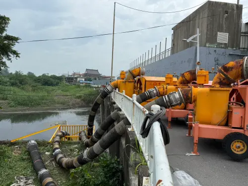 ▲周春米指示縣府團隊務必全面監控及加強防範，同時要求相關單位落實執行農田水利設施閘門檢查。（圖／屏東縣府提供）