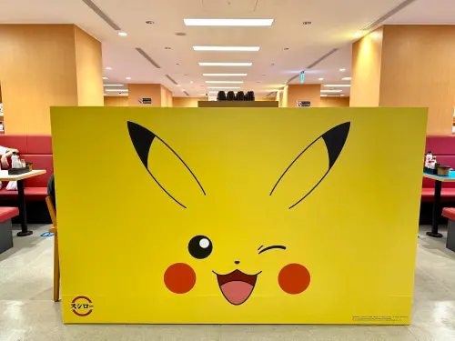 ▲壽司郎台北中華路店，一進門就有大大皮卡丘迎接。（圖／記者蕭涵云攝）