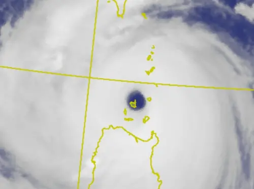 ▲樺加沙颱風的颱風眼於22日下午2時30分在菲律賓巴布延群島的加拉延島正上方。（圖／中央氣象署）