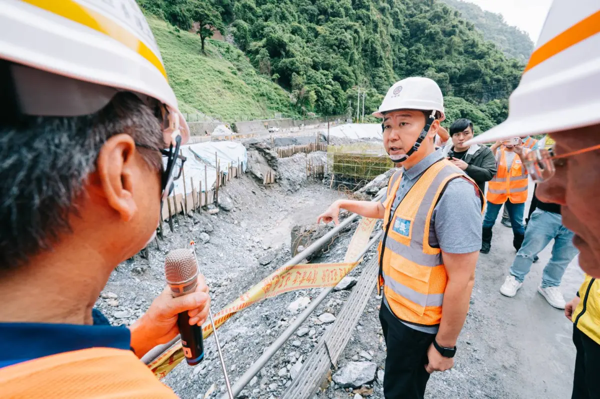 ▲陳世凱聽取公路局說明台9線161k+300復建工程進度。（圖／交通部提供）