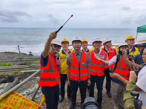 ▲陳世凱聽取公路局說明台9線164k+500邊坡破壞及改善方案。（圖／交通部提供）