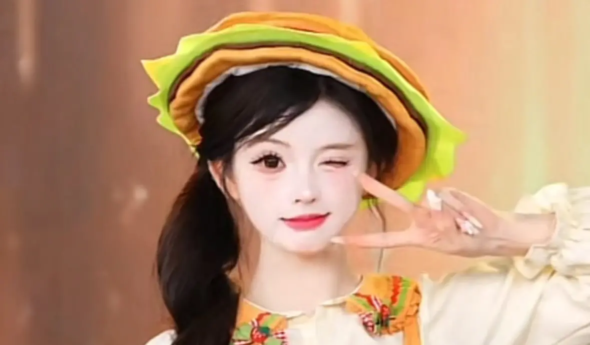 ▲「SK月亮湖217」成員小桃汁近期在直播時感性落淚，坦言從默默無名到爆紅一路辛苦，收到高額斗內後哭更兇，楓葉姐姐暖心安慰，感謝粉絲一路陪伴：「陪伴就是最棒的告白！」（圖／翻攝自Threads）