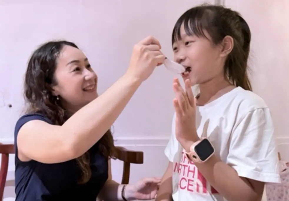 ▲新住民麗娜(左)和女兒一起品嚐油茶。（圖／嘉義移民署提供）