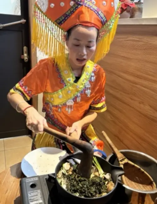 ▲講師蔣萌以阿里山烏龍茶為原料製作油茶。（圖／嘉義移民署提供）