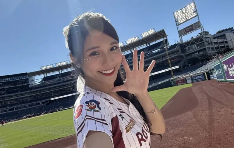 ▲樂天女孩琳妲積極為「剴剴案」發聲，不過她卻因為上傳了拿著虐童看板燦笑的照片惹議，對此她無奈回應：「難道只能臭臉嗎？」（圖／琳妲IG@linda831212）