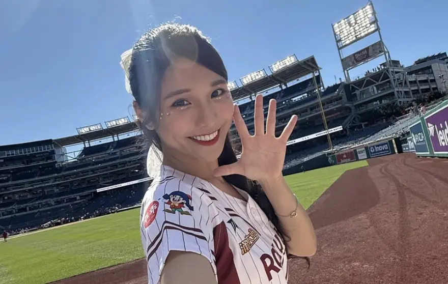 ▲樂天女孩琳妲積極為「剴剴案」發聲，不過她卻因為上傳了拿著虐童看板燦笑的照片惹議，對此她無奈回應：「難道只能臭臉嗎？」（圖／琳妲IG@linda831212）