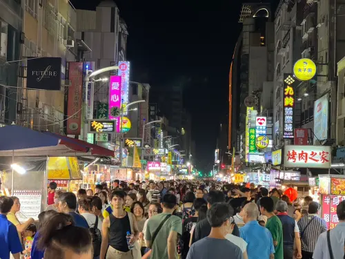 ▲高雄市經發局「演唱會及會展活動帶動周邊經濟」專案獲得。經發局建構完整產業鏈，深度連結在地商圈、夜市及特色店家等全方位配套服務。(圖／高市府提供)