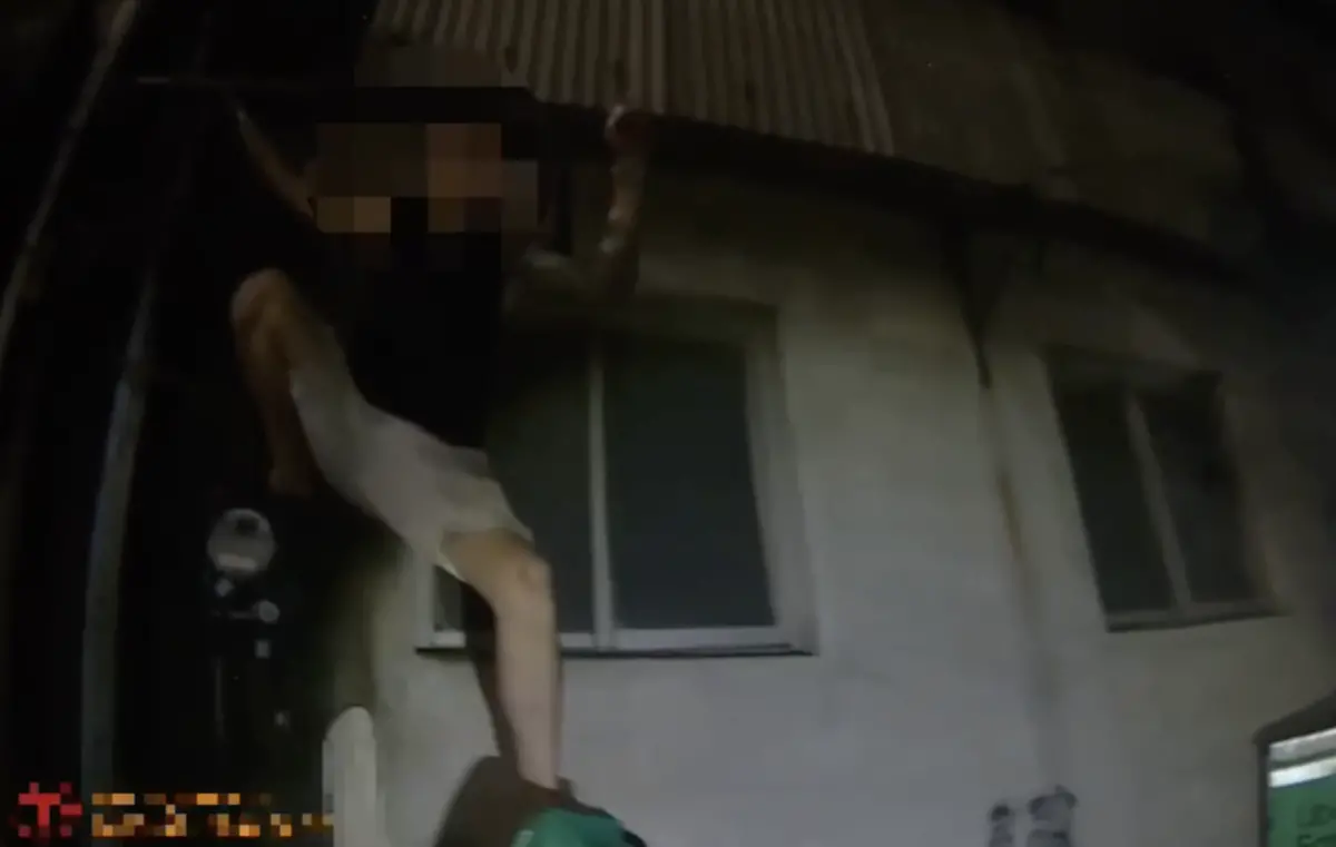 ▲近日三重一名蔡姓男子，化身蜘蛛人攀爬至女租客租屋處行竊過夜，沒想到故技重施後被鄰居發現報警。（圖／翻攝畫面）