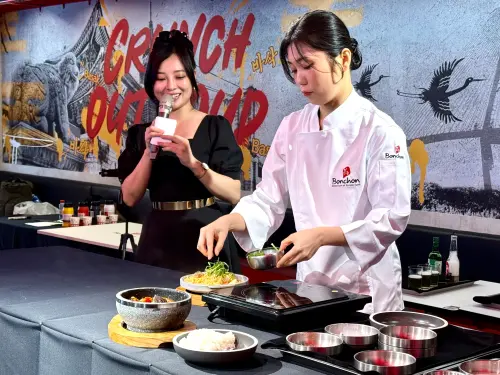 ▲本村炸雞全球行政主廚Daisy Park朴多元，親自來台示範新菜。（圖／記者蕭涵云攝）