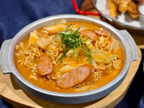 ▲本村炸雞新菜推薦「韓粉玫瑰拉麵」268元。（圖／記者蕭涵云攝）