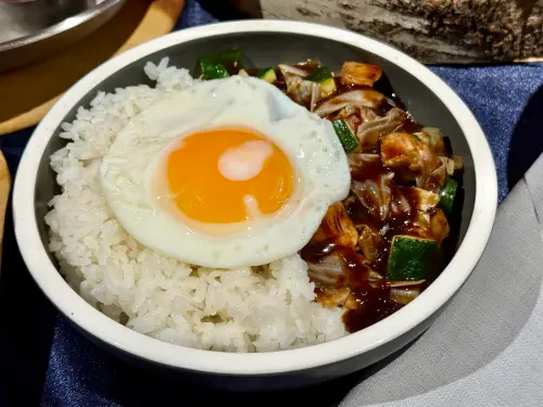 ▲「黑嚕太陽炸醬飯」258元。（圖／記者蕭涵云攝）