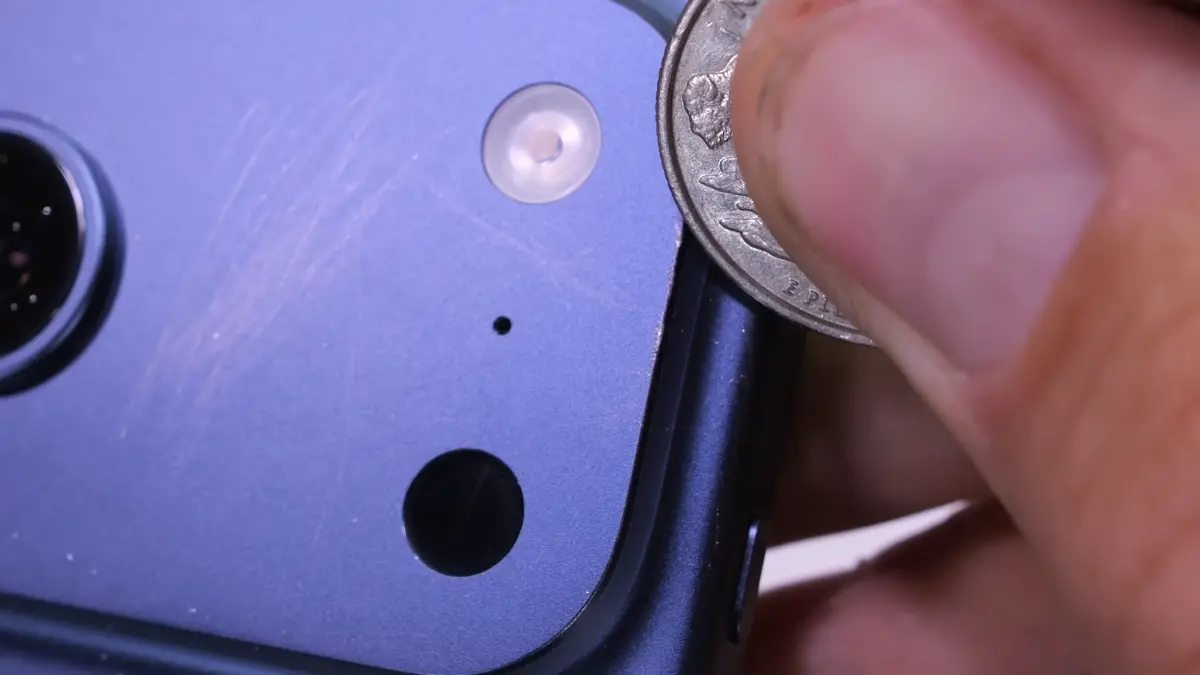 ▲知名科技YouTuber Jerry實測發現「硬幣就能刮花iPhone 17 Pro」。（圖／YT@JerryRigEverything）