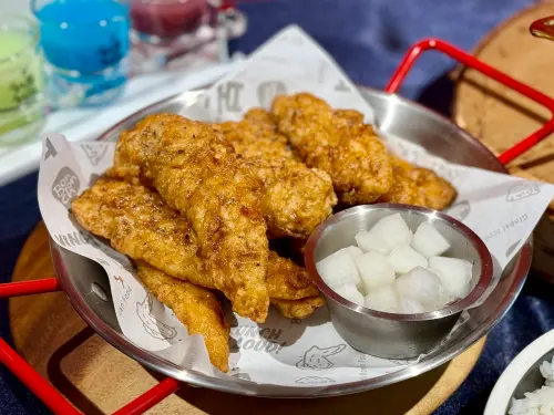 ▲本村炸雞亞洲風味「蜂蜜黑胡椒」，口感清爽。（圖／記者蕭涵云攝）