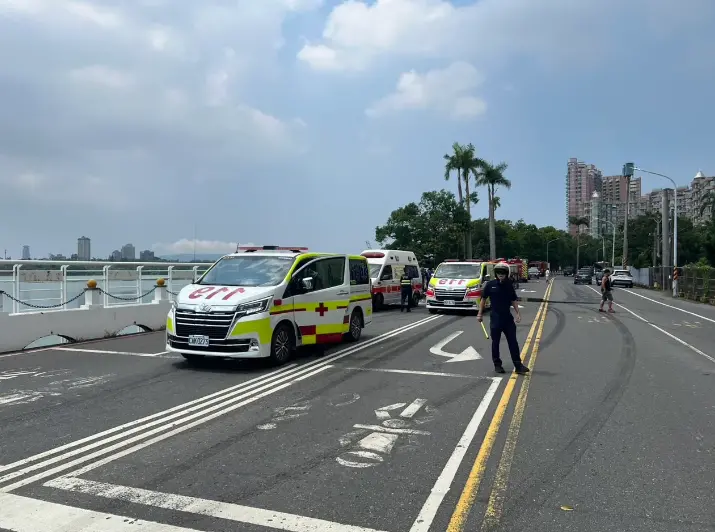 ▲小貨車轉彎失控擦撞三貼機車，母女慘死孫女命危。（圖／翻攝畫面）