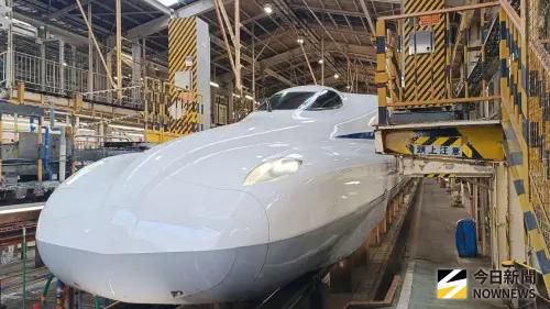 ▲高鐵新車頭採用新研發的「至尊雙翼型」（Dual Supreme Wing）空氣動力造型車鼻，更為扁平且採流線型設計，可減少列車進入隧道時的噪音並減小行駛阻力。（圖／記者許若茵攝）
