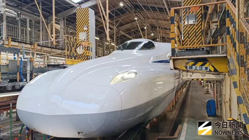 ▲高鐵新車頭採用新研發的「至尊雙翼型」（Dual Supreme Wing）空氣動力造型車鼻，更為扁平且採流線型設計，可減少列車進入隧道時的噪音並減小行駛阻力。（圖／記者許若茵攝）