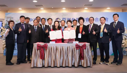 ▲中市府今與亞洲台灣商會聯合總會簽署「三合一綠色通道」合作備忘錄。（圖／台中市政府提供，2025.09.22）