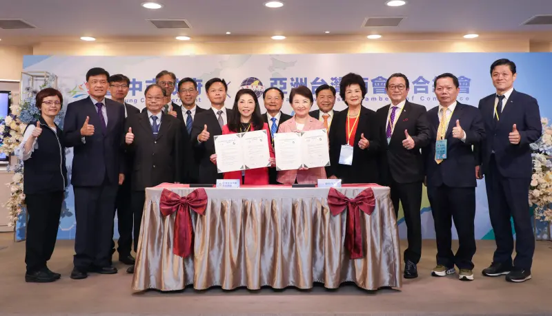    ▲中市府今與亞洲台灣商會聯合總會簽署「三合一綠色通道」合作備忘錄。（圖／台中市政府提供，2025.09.22）  