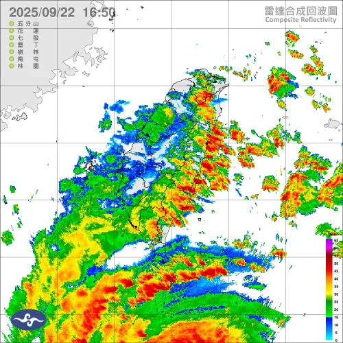 ▲中央氣象署今（22）日下午16時50分針對「14縣市」發布豪雨特報，雷達回波圖更看到環流甩到台灣上空的畫面。（圖／中央氣象署）