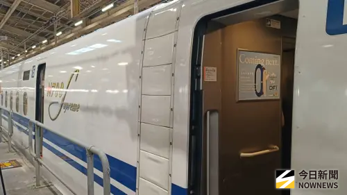 ▲高鐵新車透過「車間全包覆」設計等隔絕風切噪音，可讓車廂內噪音減少約10%，旅客在玄關通話品質將提高，車廂內部噪音也會降低。（圖／記者許若茵攝）