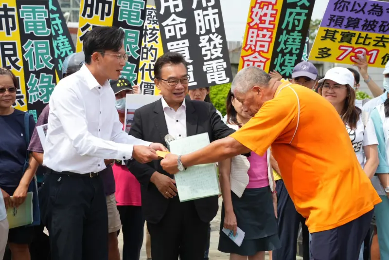    ▲興達電廠自救會居民盼民眾黨協助解決問題。（圖／民眾黨提供）  