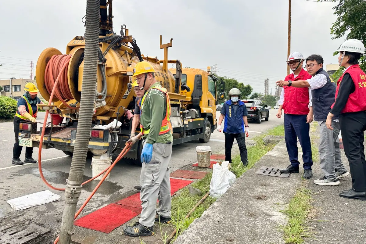 ▲因應強颱「樺加沙」來襲，市長陳其邁趕赴小港、林園視察防汛整備工作。(圖／高市府提供)