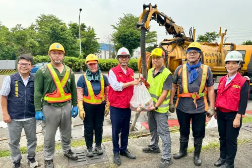 ▲陳其邁視察防汛工作並慰勞工作人員。(圖／高市府提供)