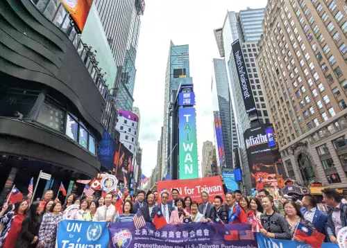 外交部預算被砍！熱血台人自掏腰包　時代廣場巨幅看板秀台灣
