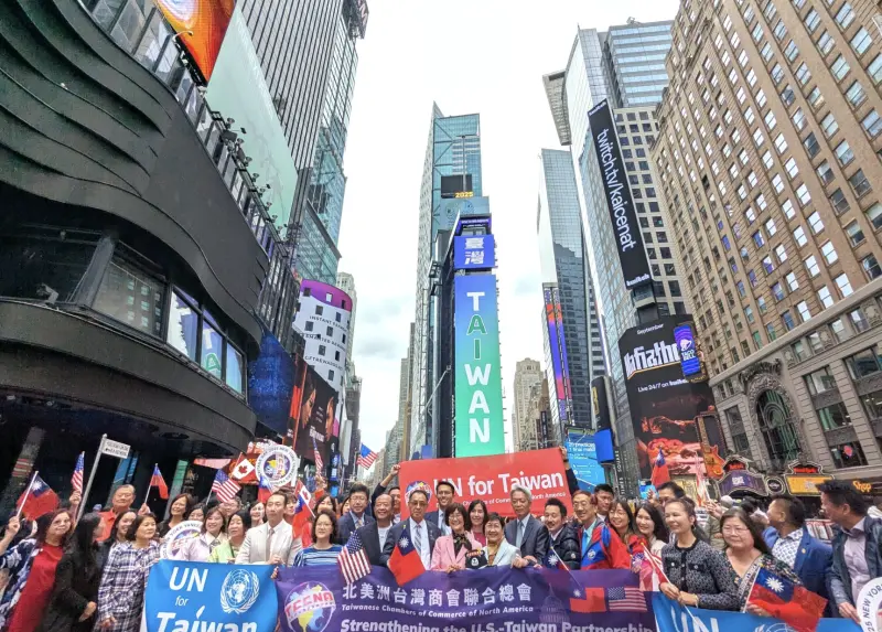 ▲蕭美琴表示，雖然外交部預算遭刪減無法支應廣告費用，但熱血台人自掏腰包，時代廣場巨幅看板秀出台灣字樣。（圖／翻攝自駐紐約台北經濟文化辦事處臉書）