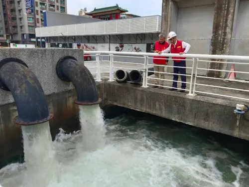 ▲副市長林榮欽率市府團隊視察亞灣社會住宅工地、鹽埕區南北大溝抽水站與高雄輕軌沿線防風整備作業。(圖／高市府提供)
