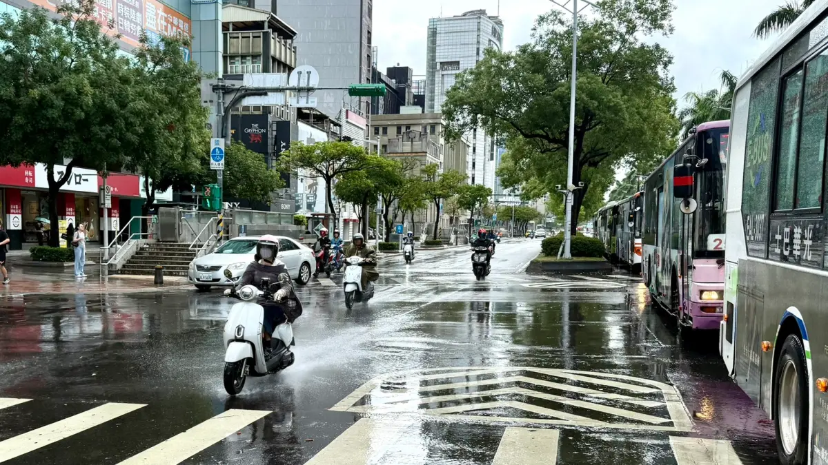 天氣預報／暴雨繼續下！光復節連假「北台灣溼涼」 雨停等這一天