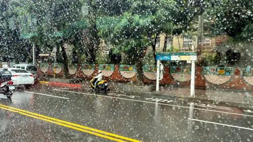 8級強風狂襲北台灣！北市文山區摩斯漢堡招牌「整塊墜落」砸中3車
