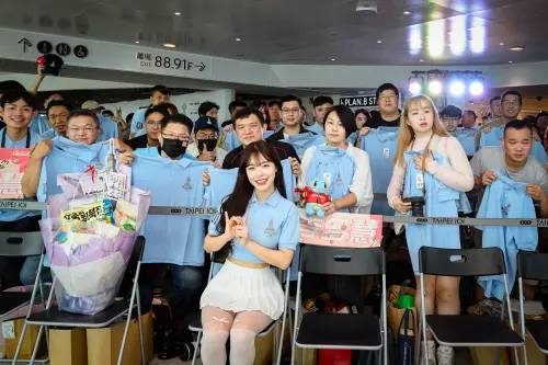 ▲李多慧演繹「店長限定禮包組」服飾，與粉絲留下難忘合影。（圖／味全龍提供）
