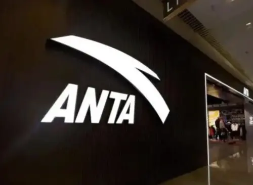 ▲相較於Nike將資源過度集中於金字塔頂端球星，中國品牌如安踏願意給予厄文（Kyrie Irving）、湯普森（Klay Thompson）等球星終身合約與絕對的設計主導權，成功瓦解了美國品牌的代言人陣線。（圖／翻攝自微博）
