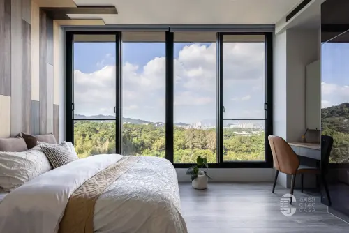 ▲透過大面開窗與陽台設計，引光納風，巧寓舍計展現永續節能與舒適共融的生活美學。