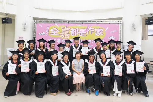 全嘉都是作家　種子講師再添25位新軍　平均60歲
