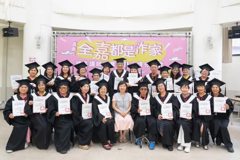 ▲9月20日種子講師們身著畢業服，由衛生局廖育瑋局長親自撥穗並頒發結業證書，於嘉義市長青園辦理溫馨熱鬧的結業式。（圖／嘉義市政府衛生局提供）