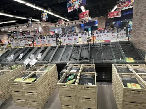 ▲樺加沙颱風準備侵襲港澳，香港超市貨架被掃光。（圖／擷取自Threads＠manziyu5089）