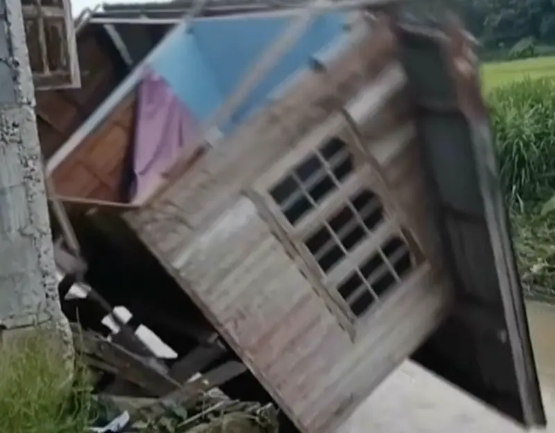 ▲泰國北部一棟木造民宅在雨水不斷沖刷下，整棟房屋瞬間倒塌，直接墜入淮南滿河。（圖／翻攝自影片）