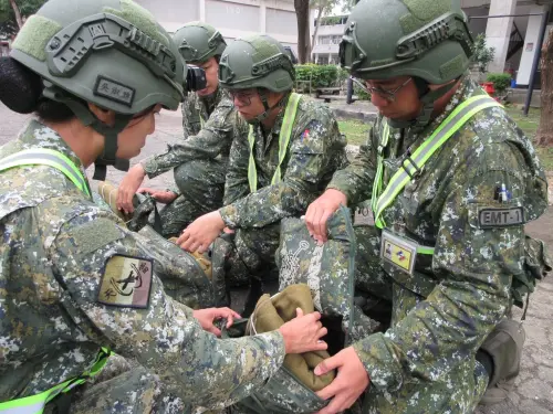 ▲陸軍43砲指部官兵實施防災器具整備，以即時投入救援。（圖／第4作戰區提供）