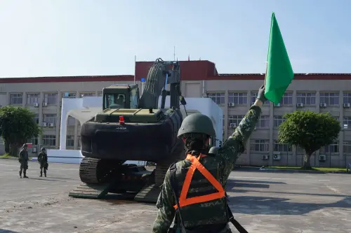 ▲陸軍54工兵群官兵實施挖土機等災防機具上板作業。（圖／第4作戰區提供）