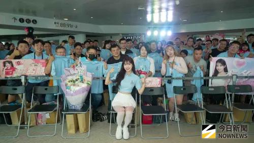 ▲李多慧（中）在101的活動，吸引大批粉絲到場支持，即便是禮拜一下午，仍有不少人請假半天來見女神。（圖／記者張一笙攝）