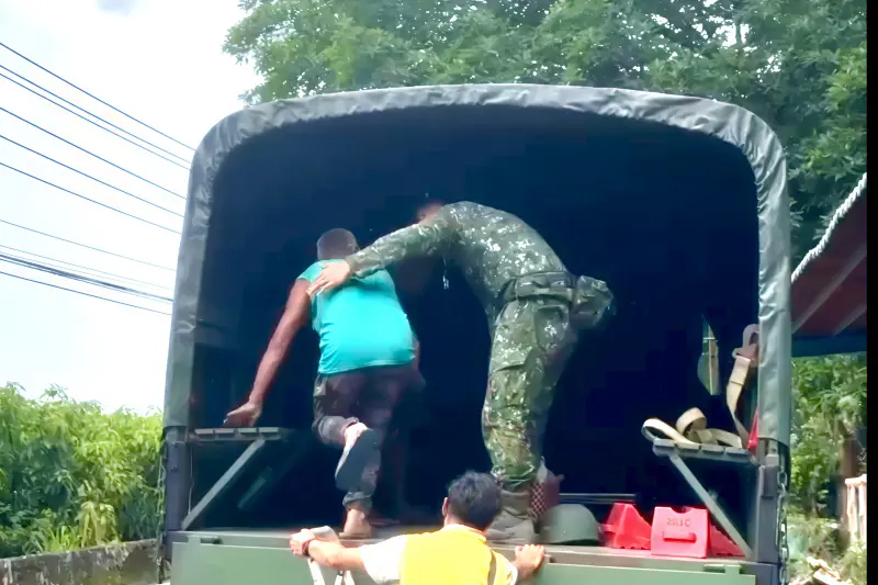 ▲陸軍4支部官兵協助六龜區預防性撤離。（圖／記者莊全成翻攝）